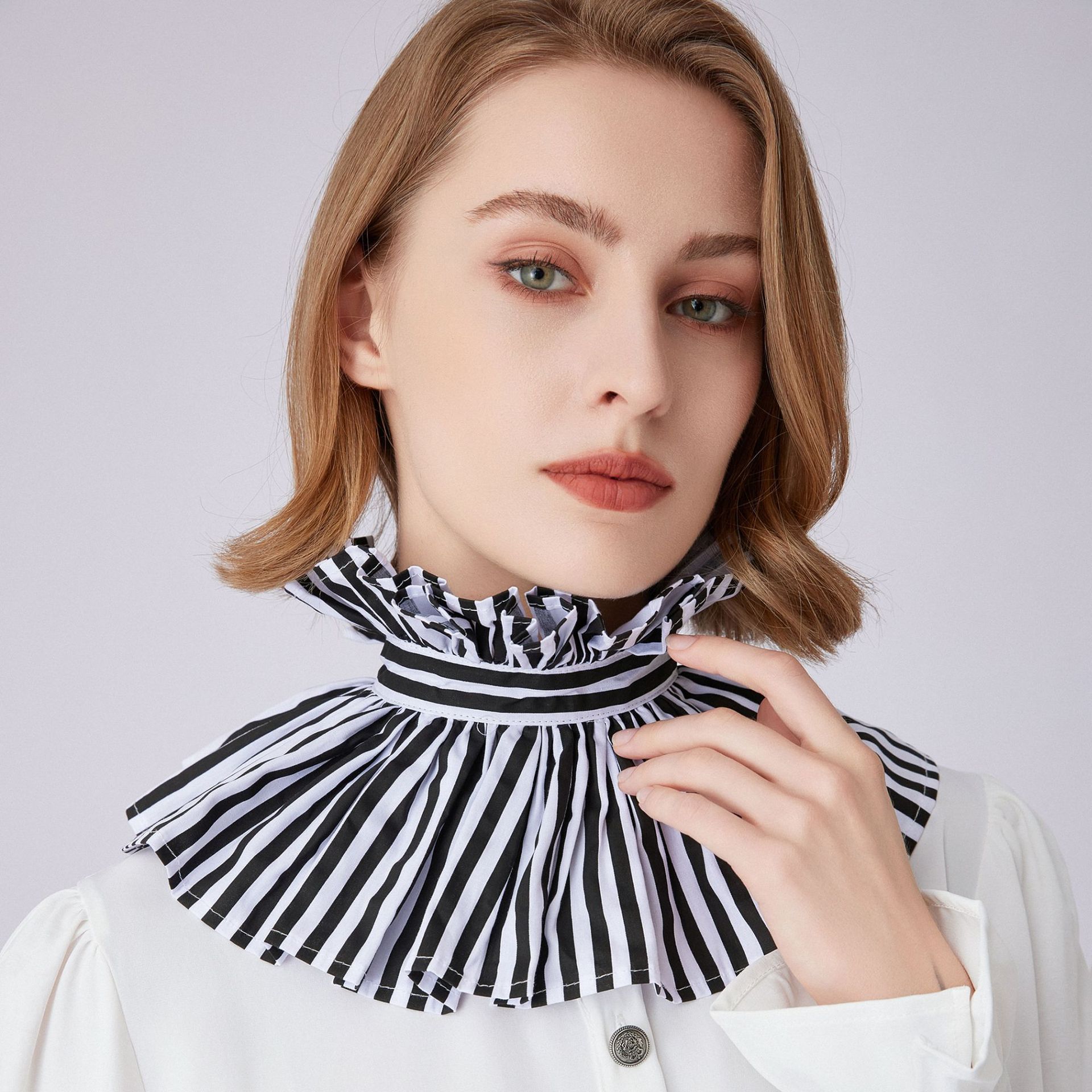 Dolls - フレンチスタイル、黒と白のストライプ柄、ハイネック、つけ襟、ヴィンテージ風、フリル付き、ドールカラー、女性用ネックウェア。
