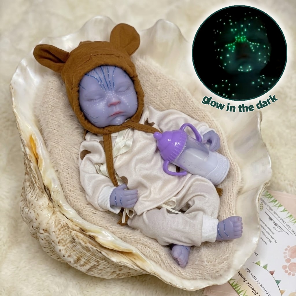 Reborn Baby Doll Silicone Realistic - 13インチの暗闇で光るリボーンベビー人形。全身が柔らかいシリコン製で、手描きによる発光絵柄が施され、眠っている新生児の宇宙人を模した人形。