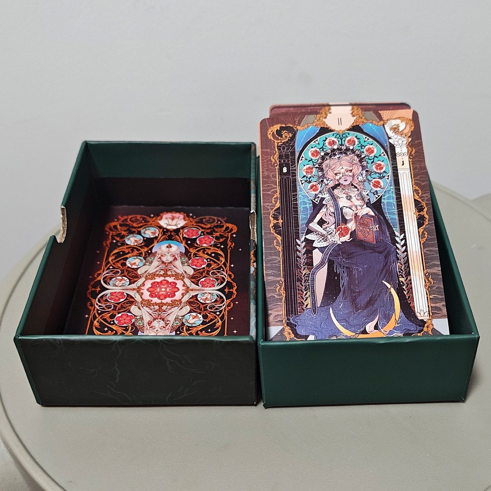 豪華なアニメ風イラストが施されたダブルエンボス加工のアールヌ - Tarot Cards Deck With Guidebook のレビューと価格