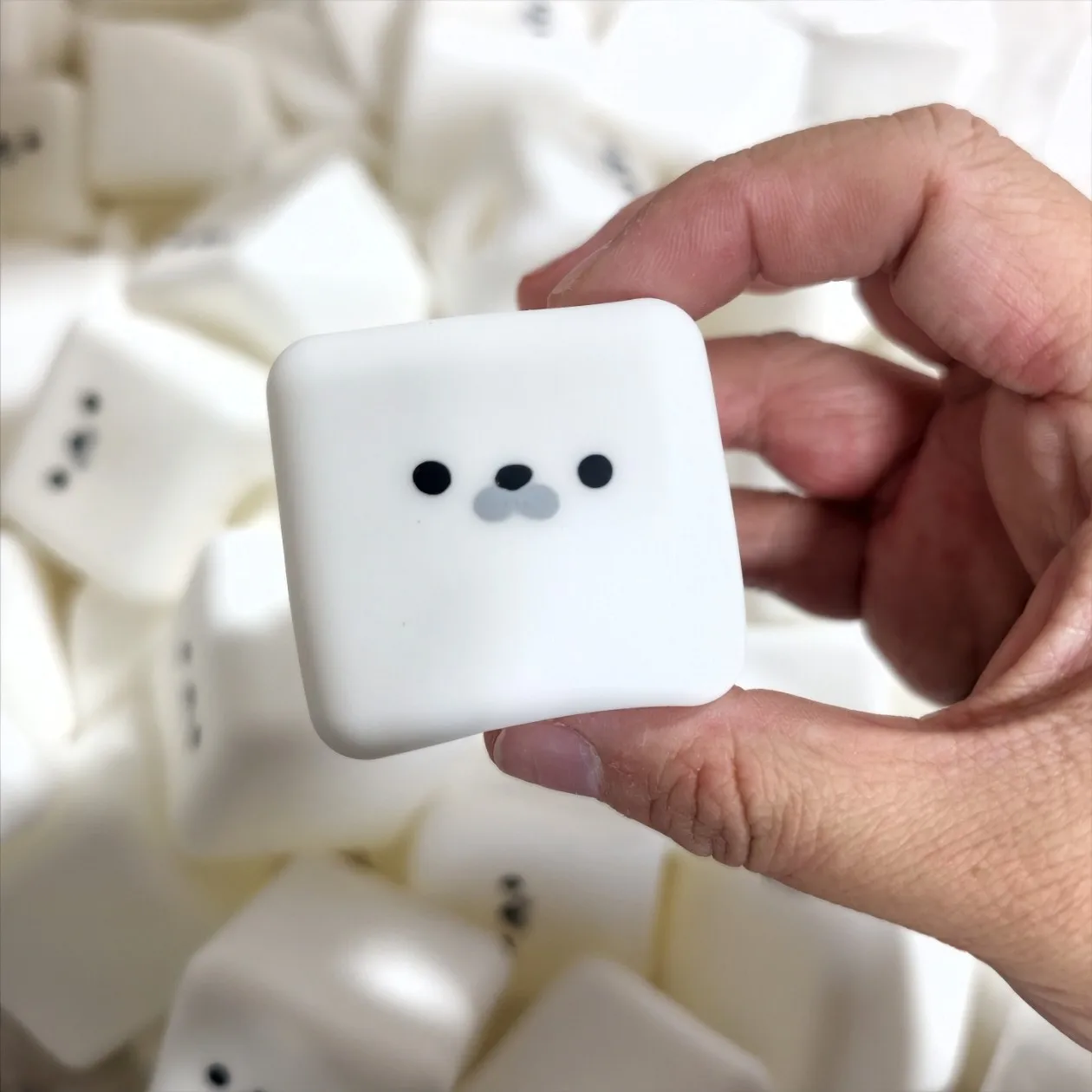 かわいいアザラシの形をした、握ってストレス解消できるスクイー - Building Blocks のレビューと価格
